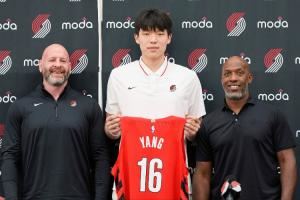 😍这回妥了~杨瀚森手持开拓者16号战袍和克罗宁&比卢普斯合影